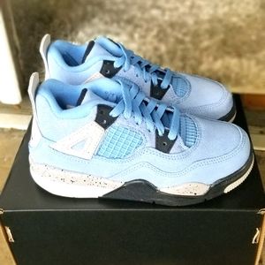 Retro Jordan 4 University Blue